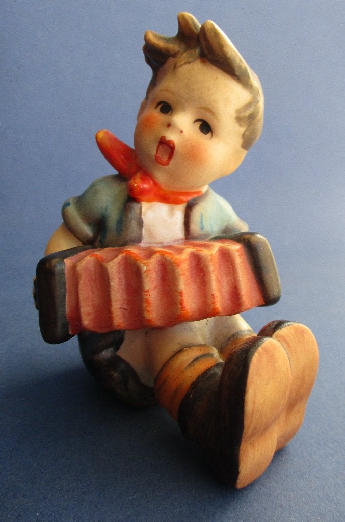 M I Hummel: 390 -Boy with Accordion- 7½ cm. -TMK-5, Verzamelen, Verzenden