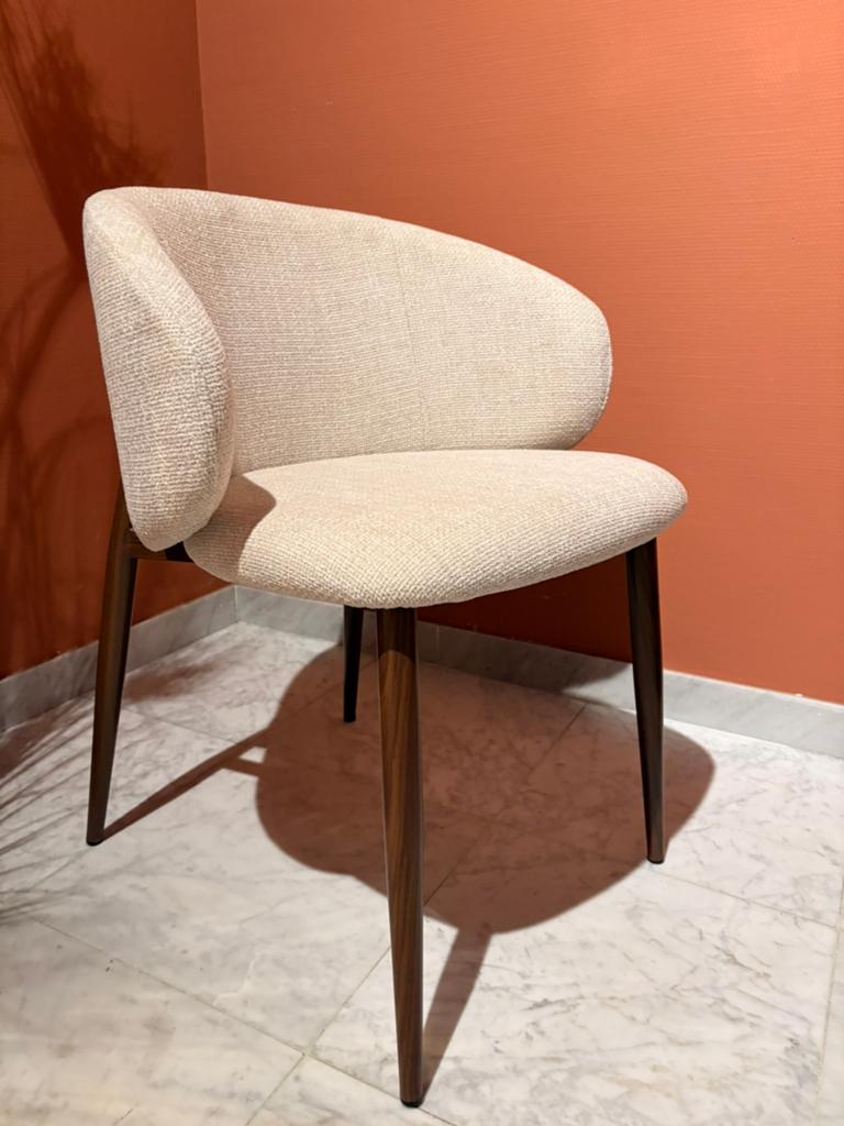 8 EETKAMERSTOELEN — Bouclé crème, walnoot poten, Huis en Inrichting, Stoelen, Zo goed als nieuw, Stof, Ophalen