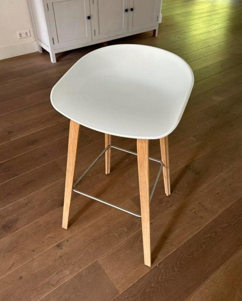 Tabouret design HAY AAS32 ac assise blanche et base en chêne, Maison & Meubles, Bois, Avec repose-pieds, 2 tabourets, Comme neuf