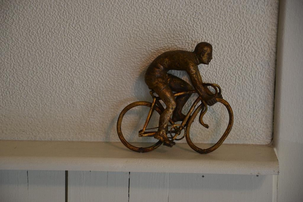 bronzen beeldje fietser wielrenner, Ophalen, Brons