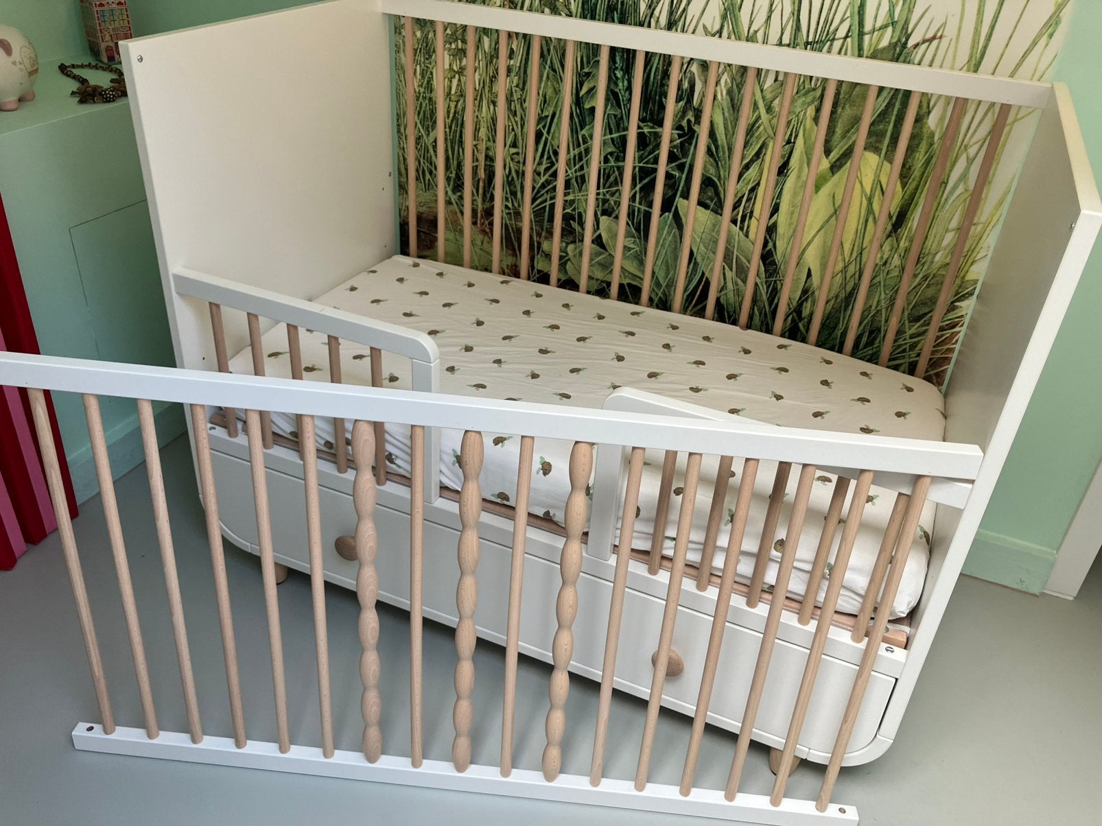 Kinderbedje MYLLRA + matras HIMLAVALV  (ikea) 60 x 120, Ophalen, Zo goed als nieuw
