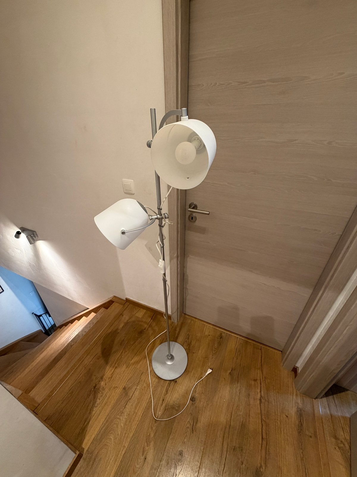 Lampe sur pied IKEA - blanc et gris - ht 155 cm, Maison & Meubles, Synthétique, Utilisé, E14 (petit), Moderne