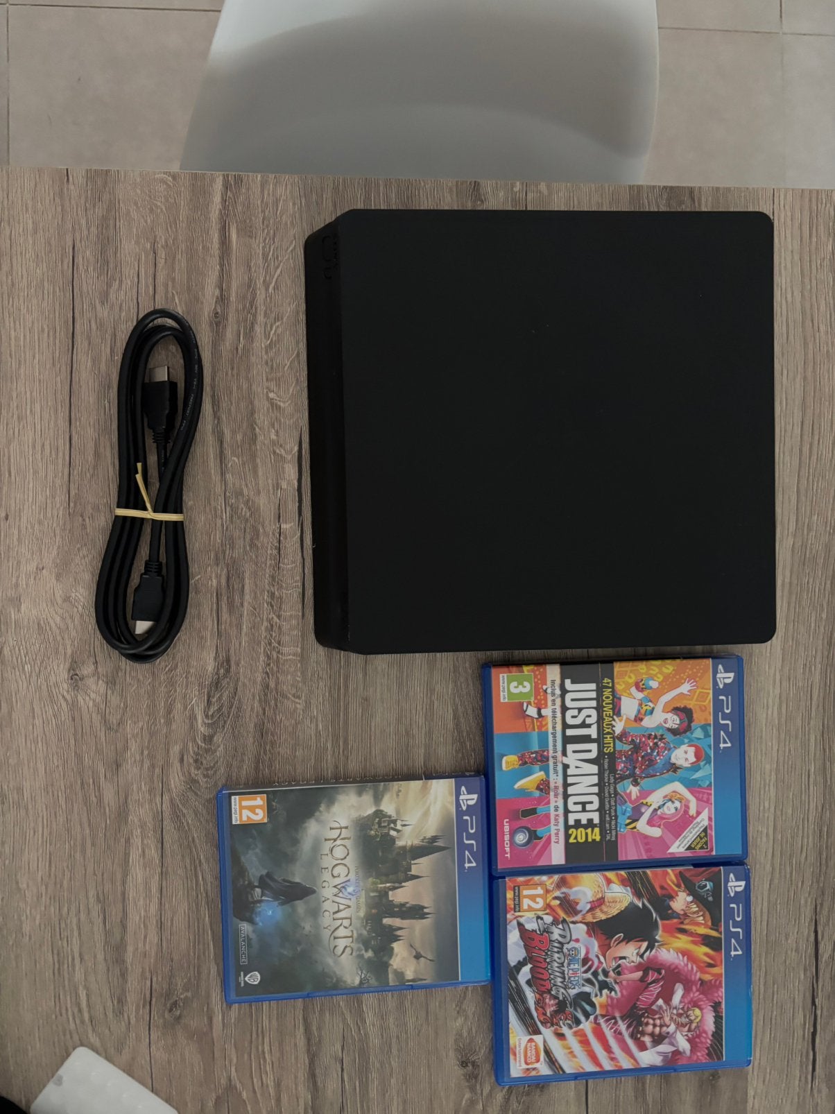 PlayStation 4 Slim + 3 games te koop+ kleine tv, Ophalen, Met games, Zo goed als nieuw, 1 TB