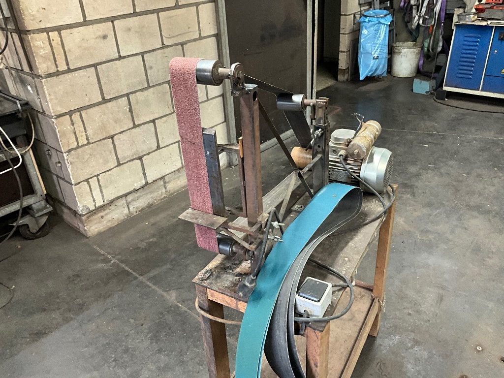 Bandschuurmachine, Ophalen, Gebruikt, 600 tot 1200 watt, Bandschuurmachine