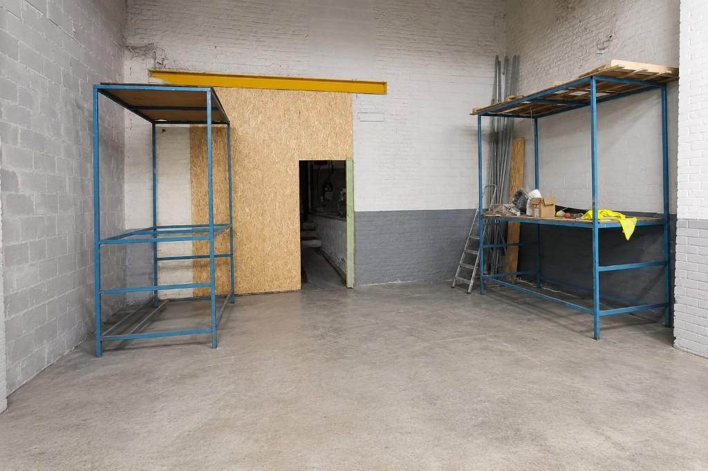 BOX DE STOCKAGE 300 m² a louer -, Charleroi