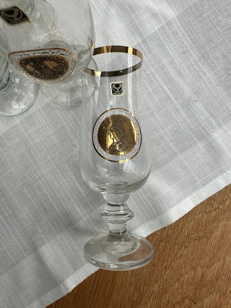 vintage glazen uit Oostenrijk met gouden rand en afbeelding, Ophalen of Verzenden, Nieuw, Bierglas