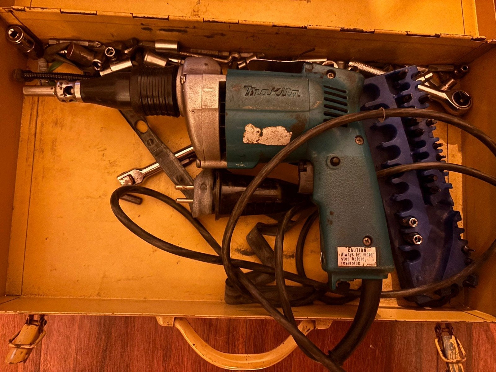 Makita schroevendraaier 230V, Enlèvement ou Envoi, Utilisé, 400 à 600 watts