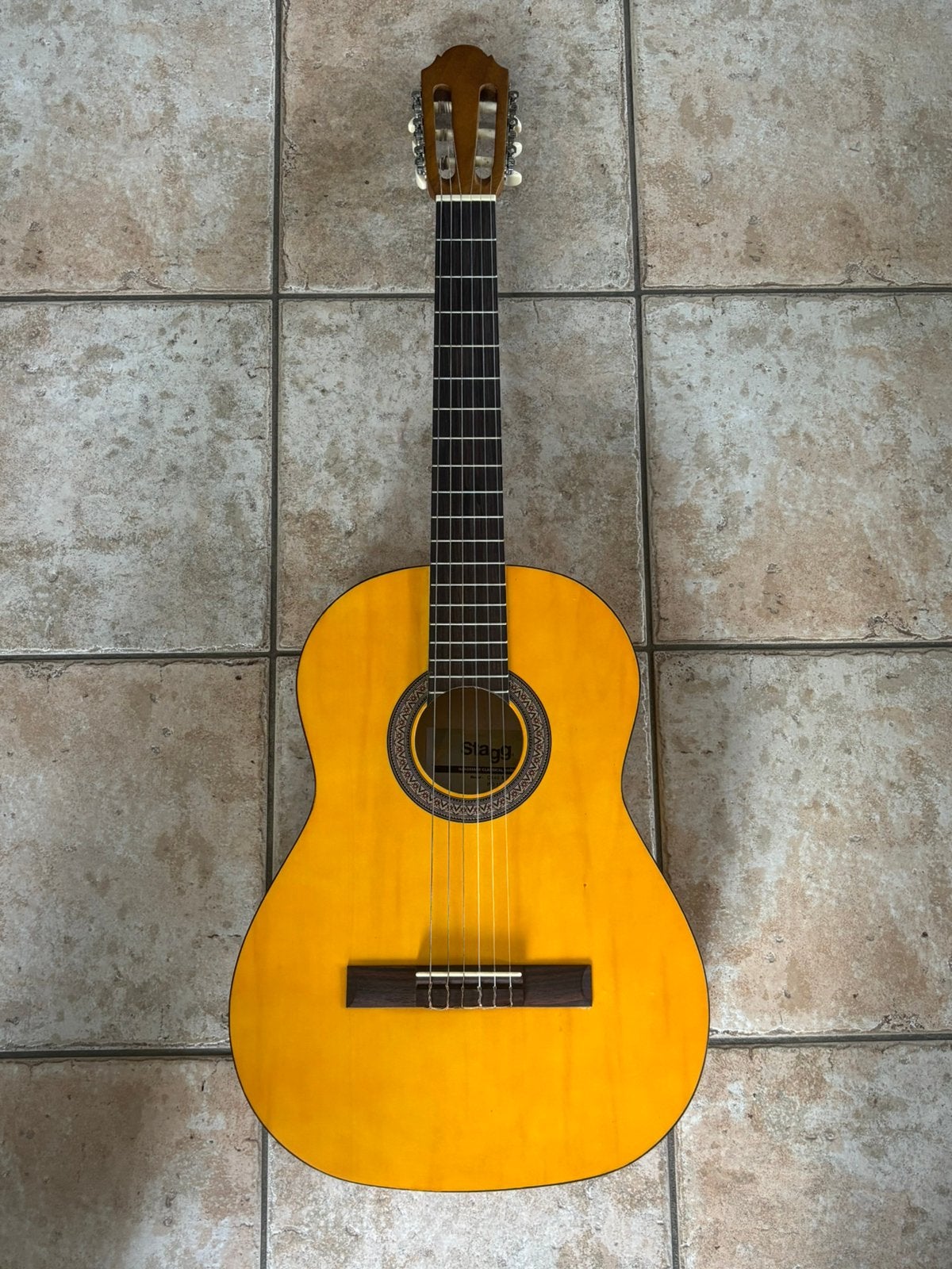 Guitare classique Stagg + accessoires, Muziek en Instrumenten, Snaarinstrumenten | Gitaren | Akoestisch, Ophalen, Zo goed als nieuw