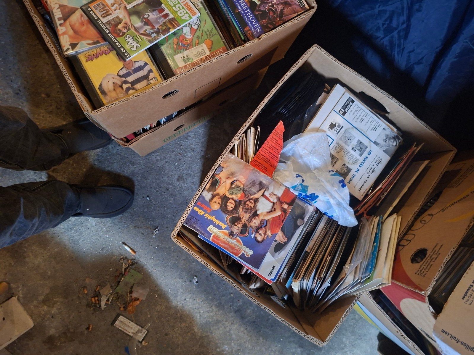 1 caisses de 45 tours, Enlèvement