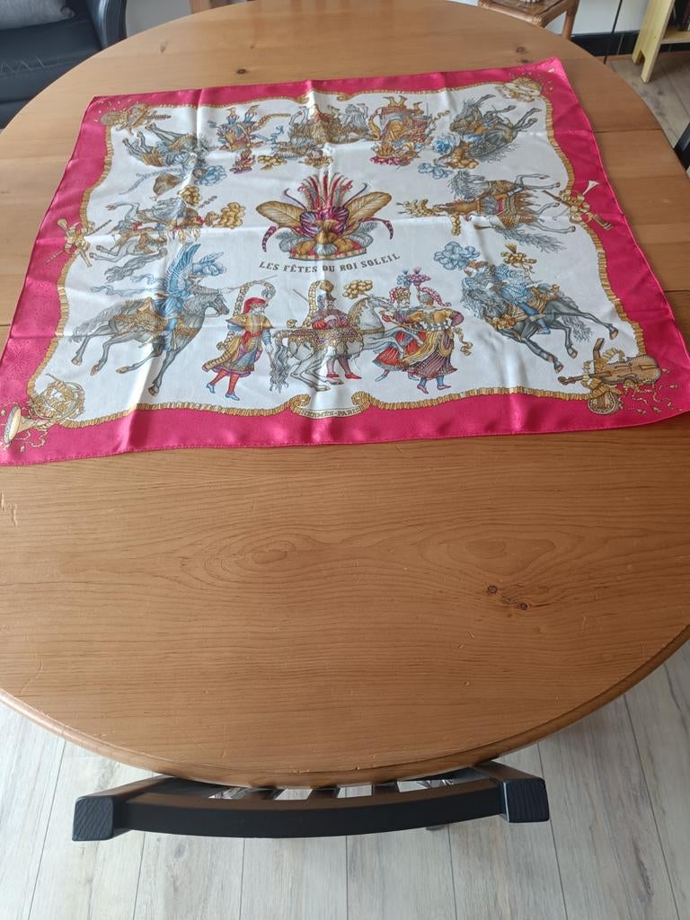Carré Hermès en twill de soie, Kleding | Dames, Mutsen, Sjaals en Handschoenen, Ophalen