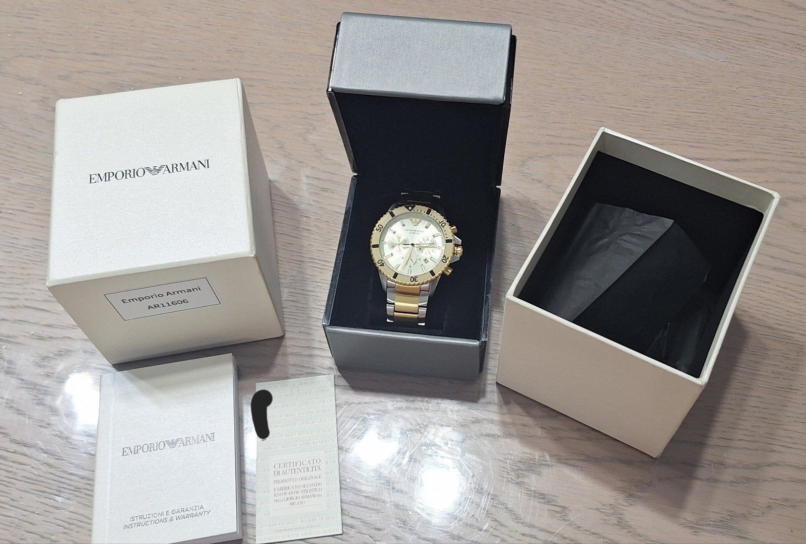 Montre Emporio ARMANI NEUF AVEC CERTIFICAT !!, Enlèvement, Neuf, Montre-bracelet, Autres marques