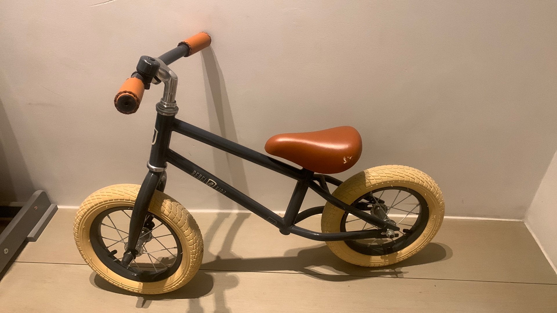 Rebel Kidz loopfiets, Fietsen en Brommers, Ophalen, Zo goed als nieuw, Aluminium