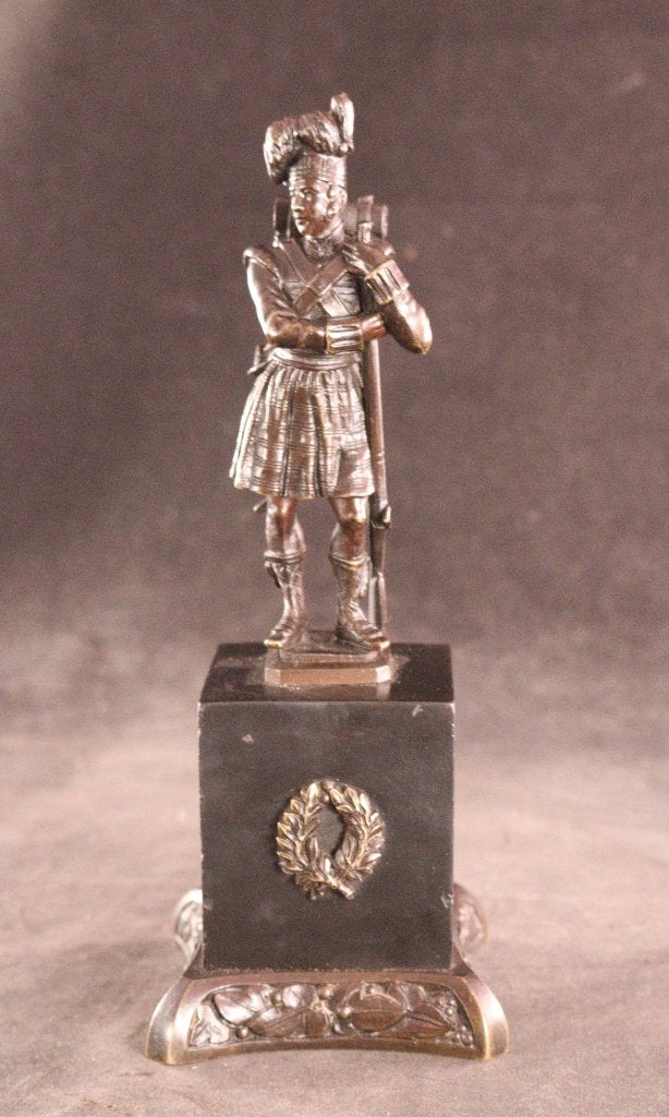 Sculptuur Schotse Hooglander soldaat, Antiek en Kunst, Kunst | Beelden en Houtsnijwerken, Ophalen of Verzenden, Zwart