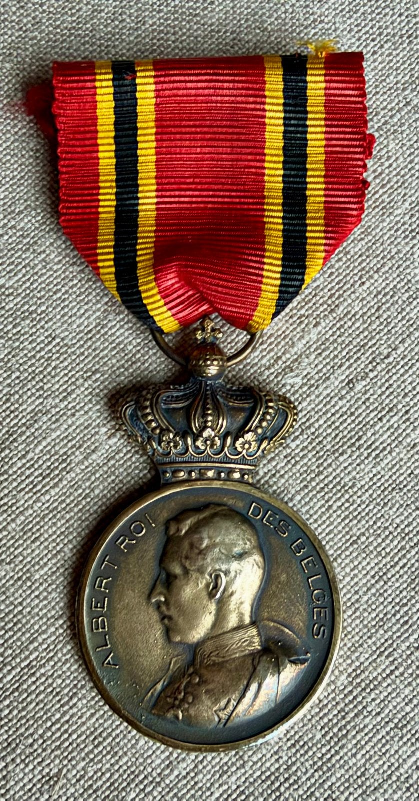 Maison royale médaille d'argent, roi Albert, Collections, Enlèvement ou Envoi, Autres, Ruban, Médaille ou Ailes