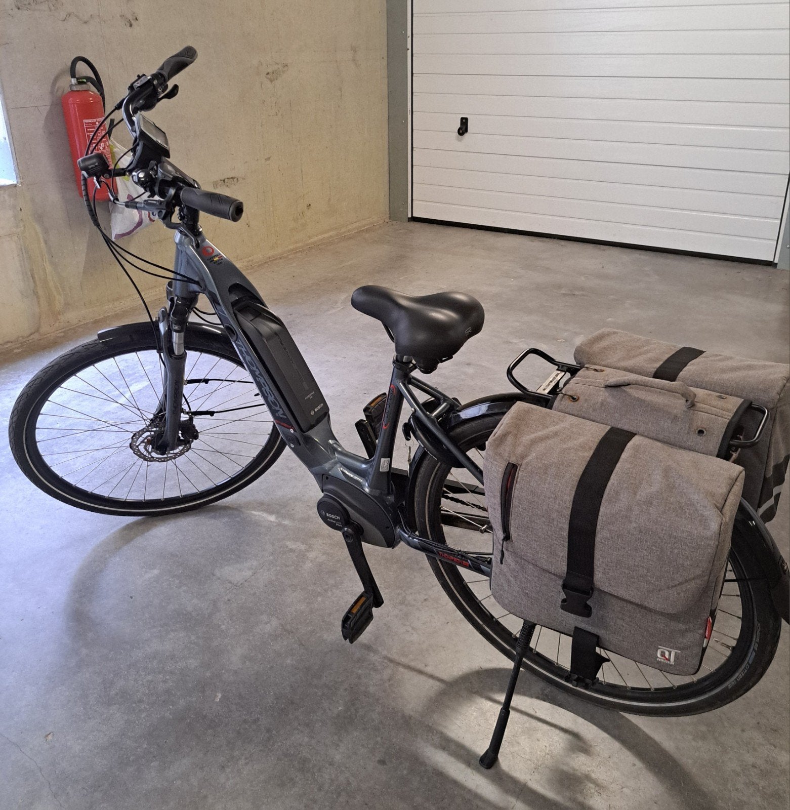 Elektrische fiets met  fietstassen Thompson, Zo goed als nieuw, Minder dan 47 cm, 50 km per accu of meer, Ophalen