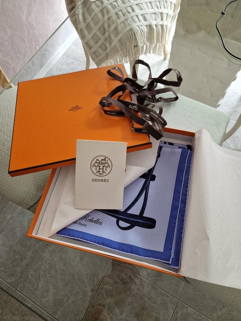 Magnifique foulard Hermès Brides Rebelles NEUF 90x90, Kleding | Dames, Mutsen, Sjaals en Handschoenen, Hermès, Verzenden, Nieuw