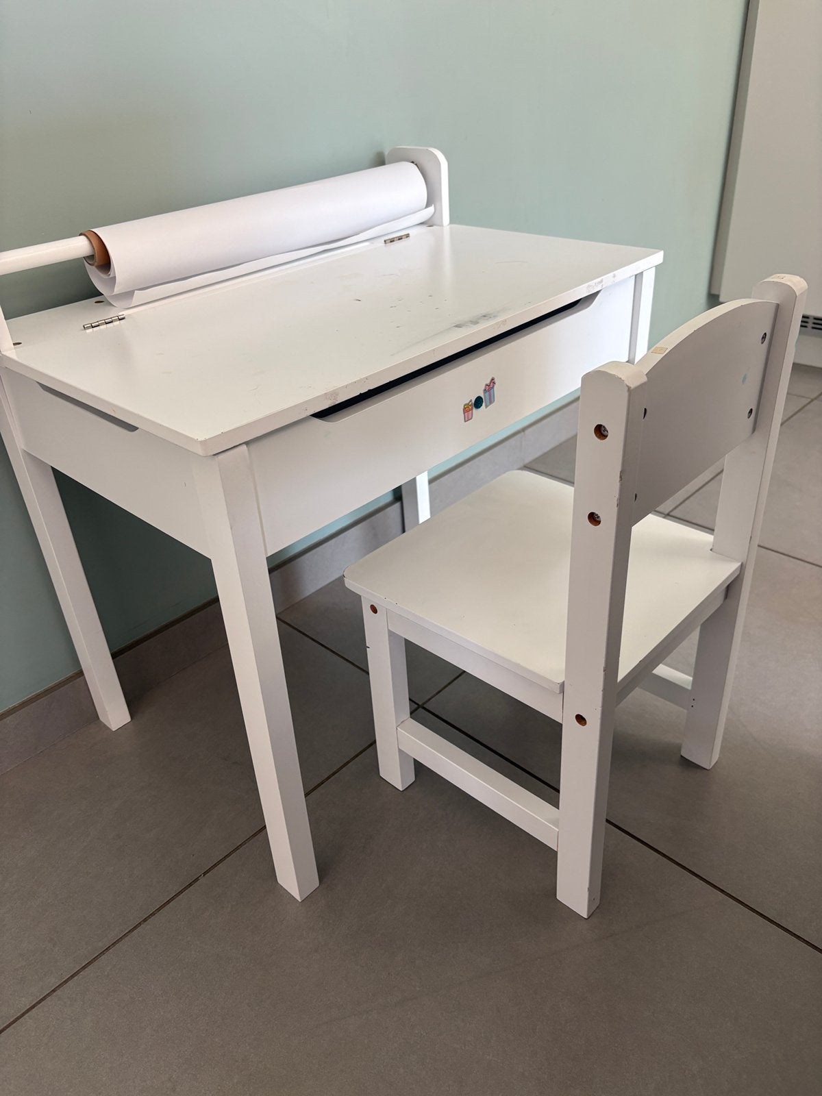 Gratis kinderbureau met stoel + papierrol, Ophalen, Gebruikt, Tafel(s) en Stoel(en)