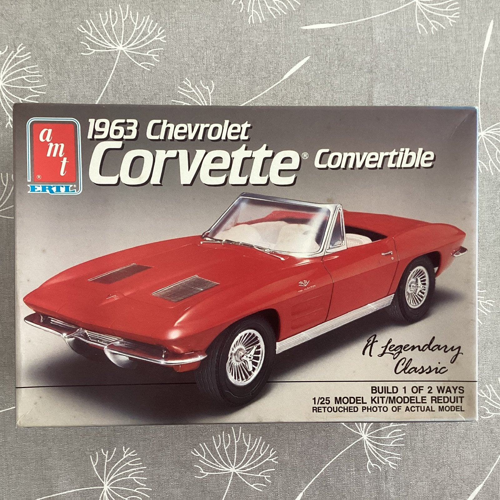 AMT 1963 Chevrolet Corvette  Convertible, Hobby & Loisirs créatifs, Modélisme | Voitures & Véhicules, Enlèvement ou Envoi, Comme neuf