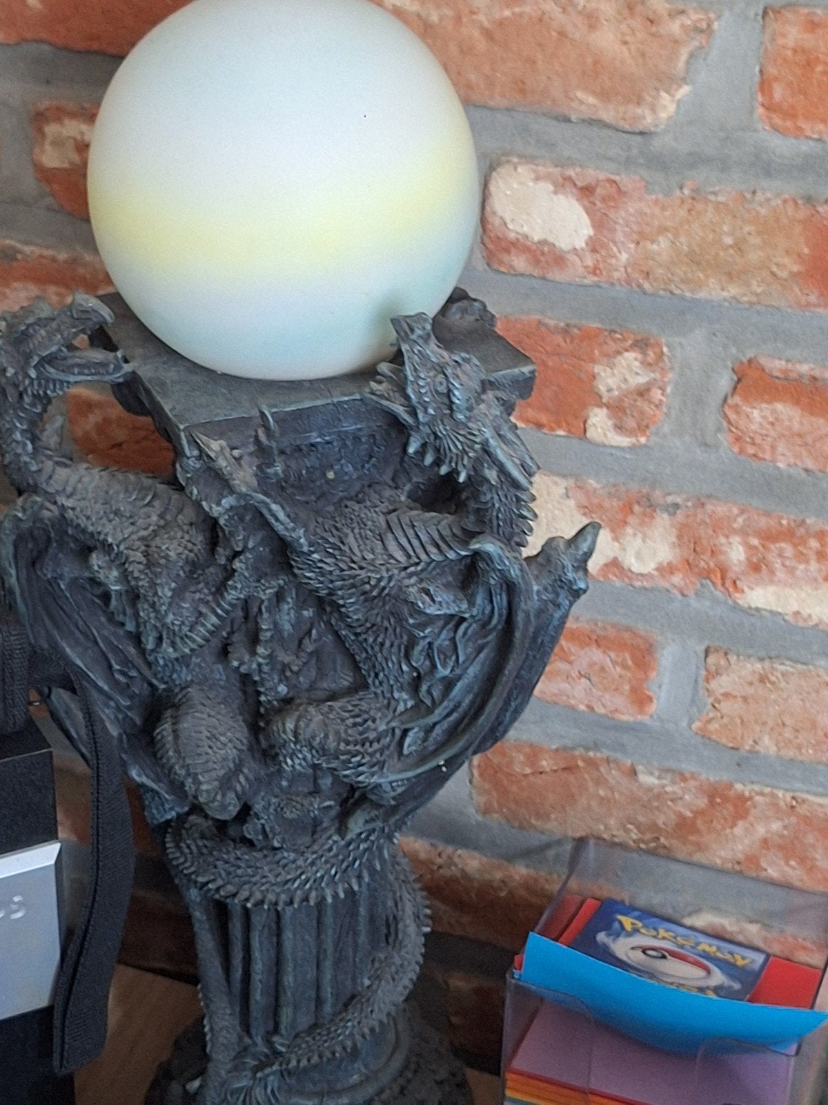 Beeldjes van draken, Enlèvement