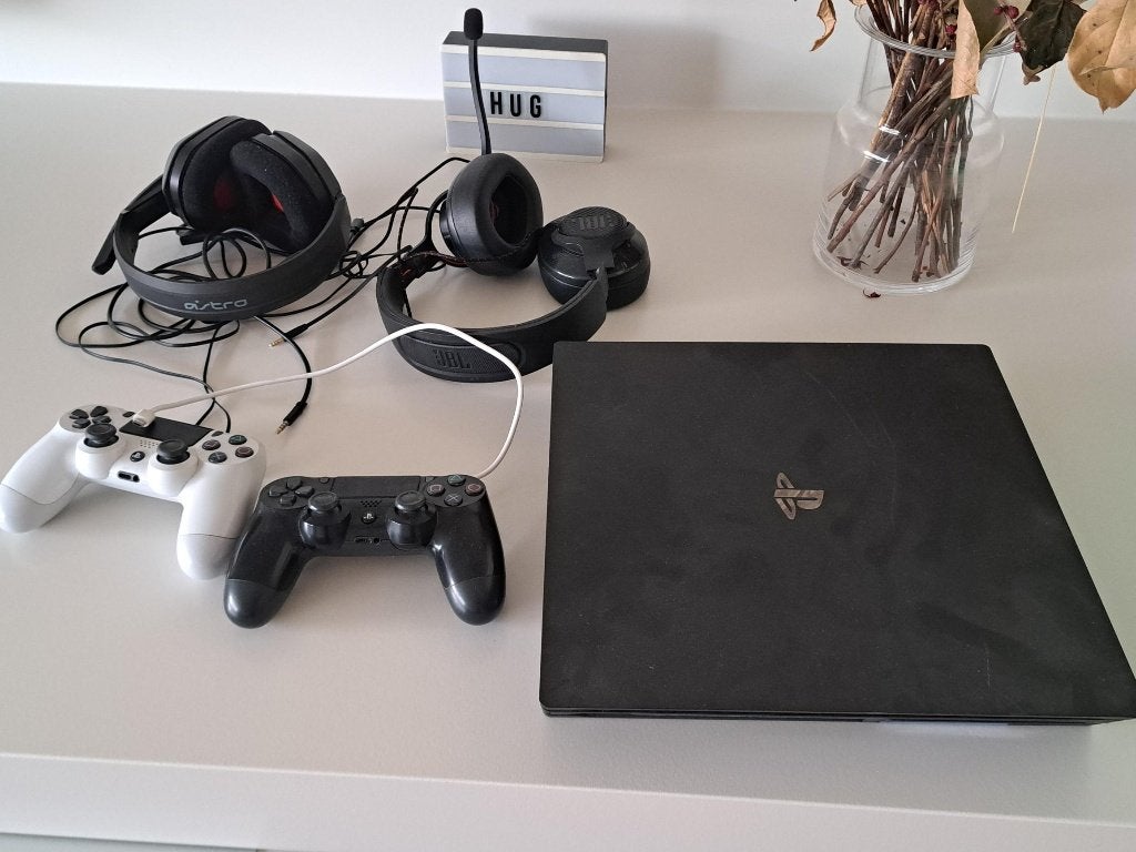 Playstation 4 Pro 1 TB, Ophalen, Gebruikt, Met 2 controllers, 1 TB