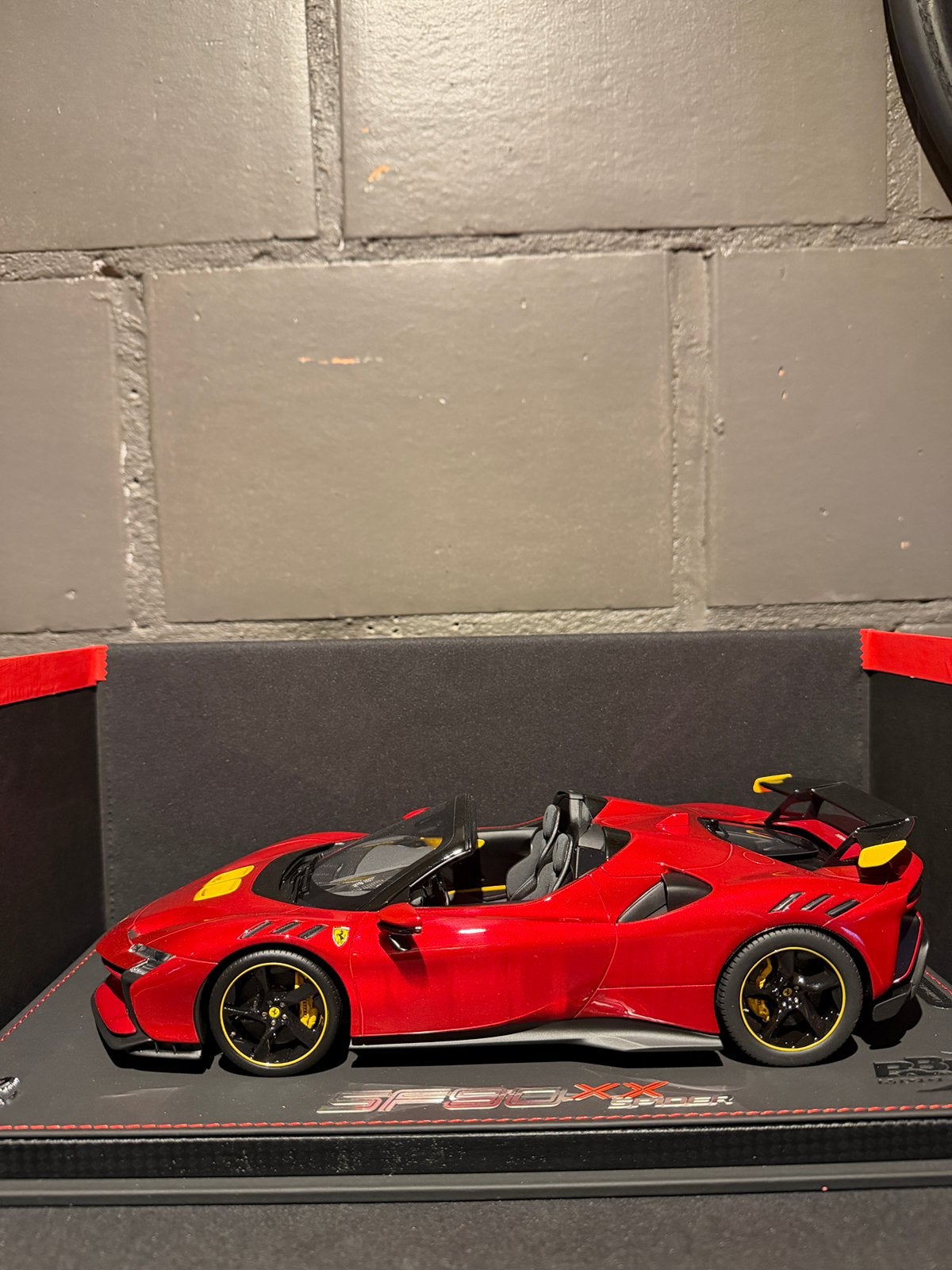 BBR Models Ferrari SF90 xx Spider 1 of 50, Ophalen, Zo goed als nieuw