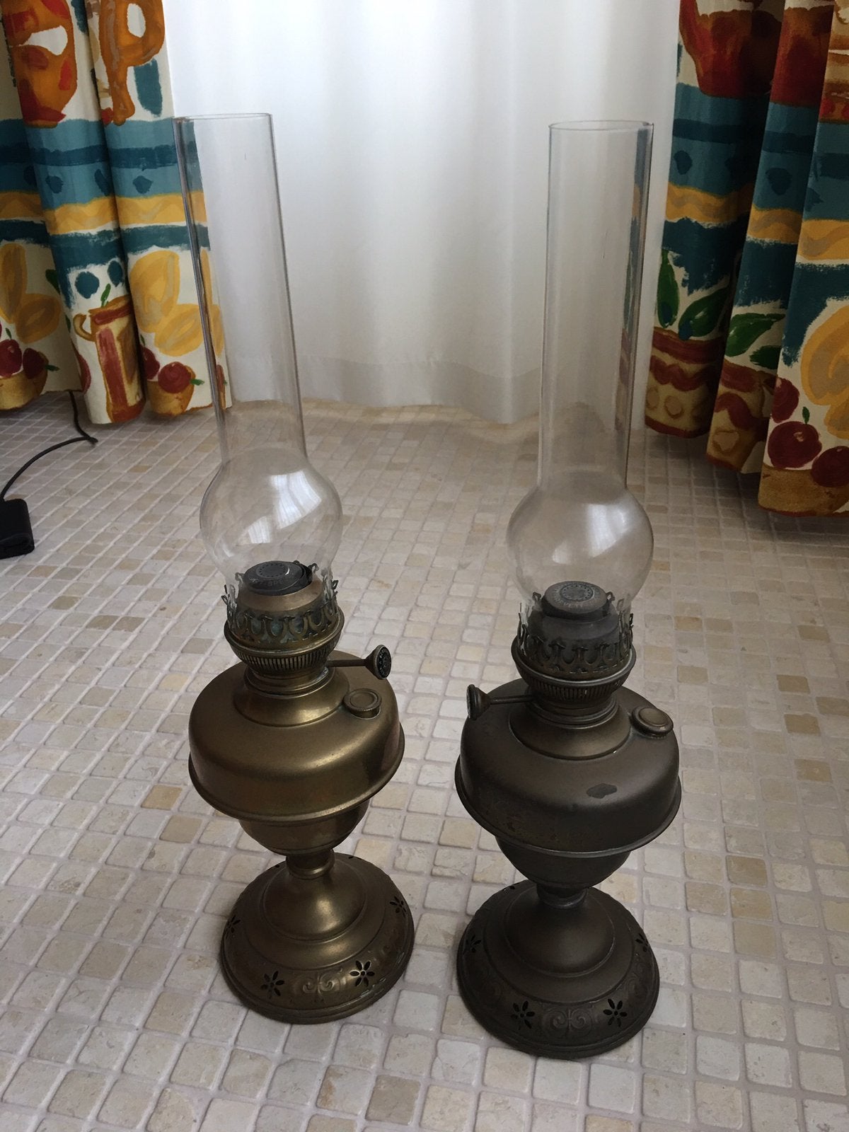 Twee vintage petroleumlampen in geel koper, Antiek en Kunst, Ophalen of Verzenden