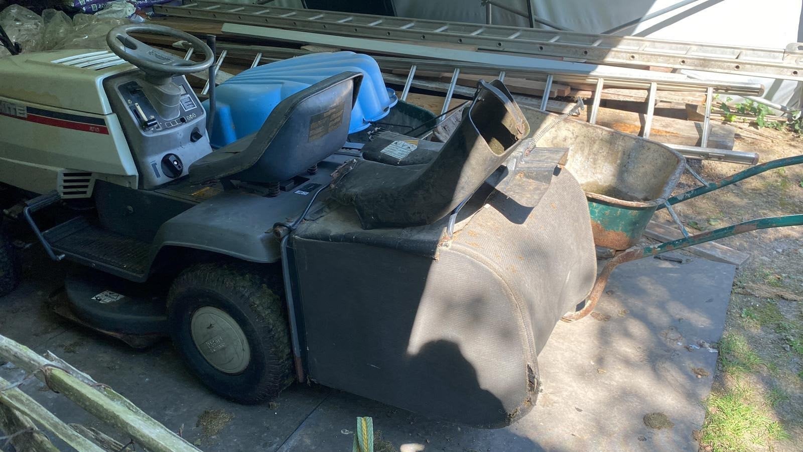 Te koop zitmaaier in zeer goede staat. Type White Briggs, Ophalen