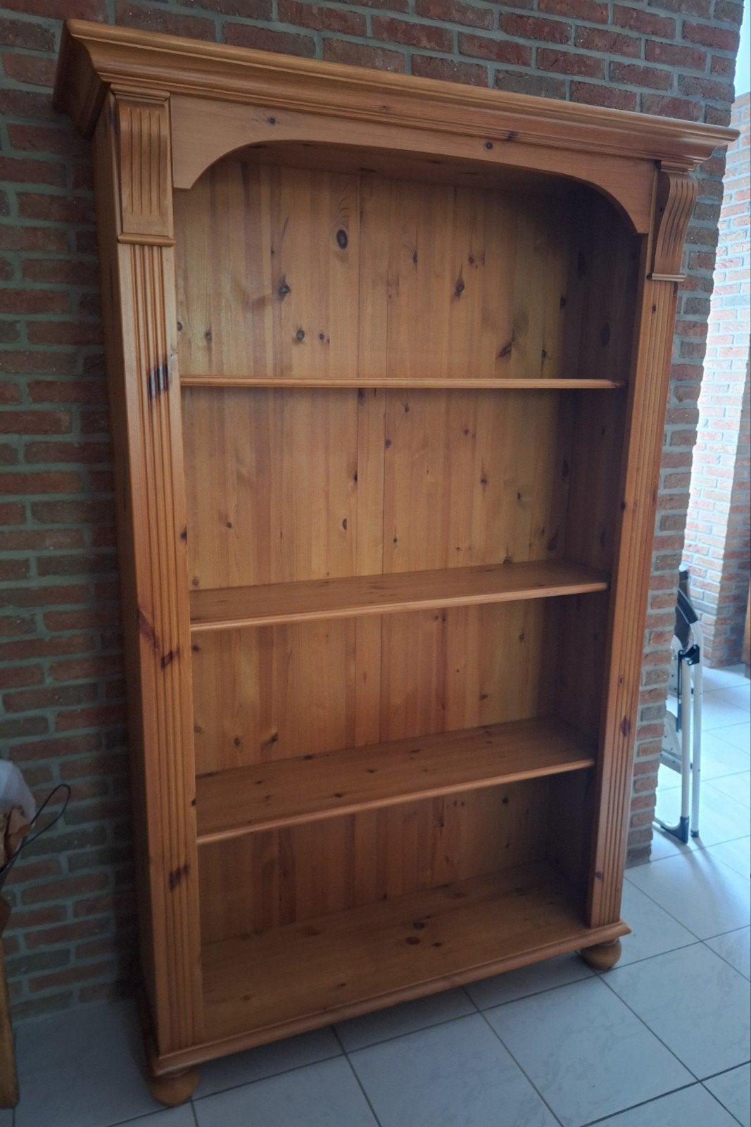 Bibliothèque en pin massif avec 4 planches en excellent état, Enlèvement, Utilisé
