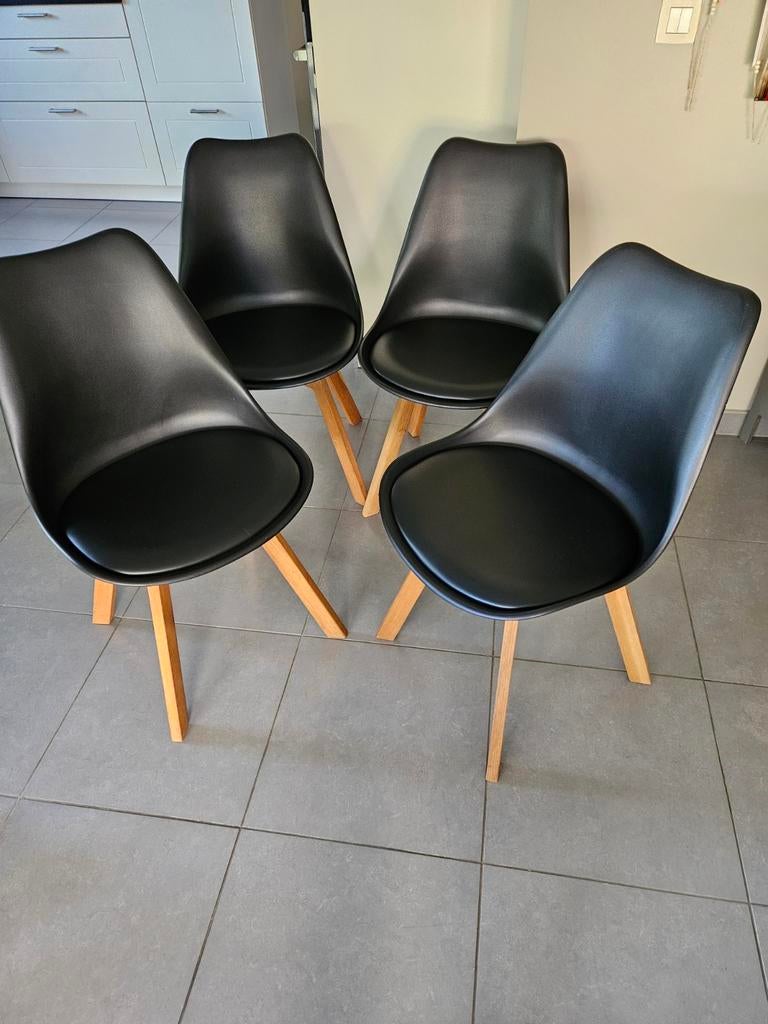 4 zwarte stoelen (Deba), Ophalen