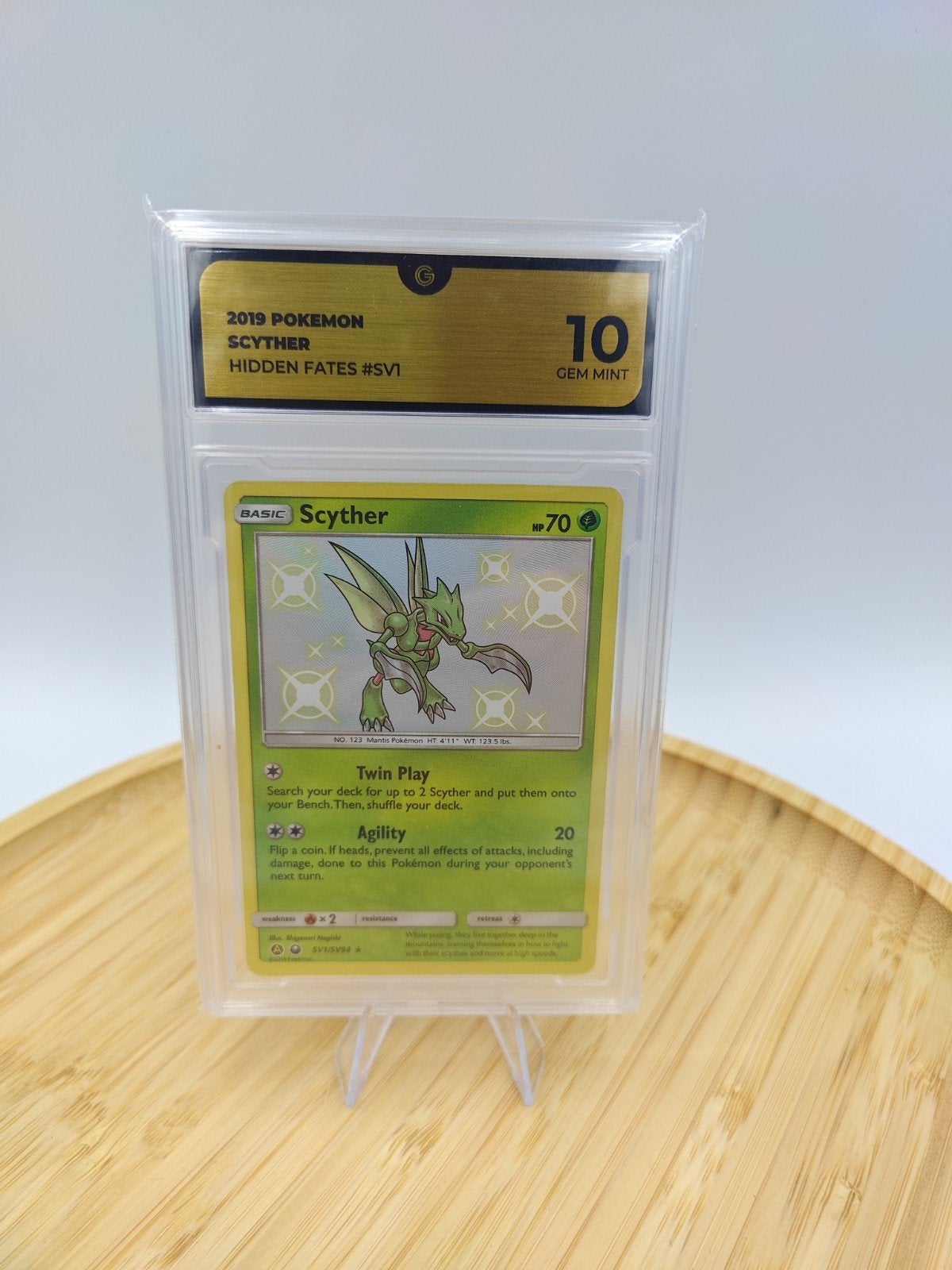 Pokemon Scyther Hidden Fates SV1, Ophalen of Verzenden, Nieuw, Losse kaart, Foil