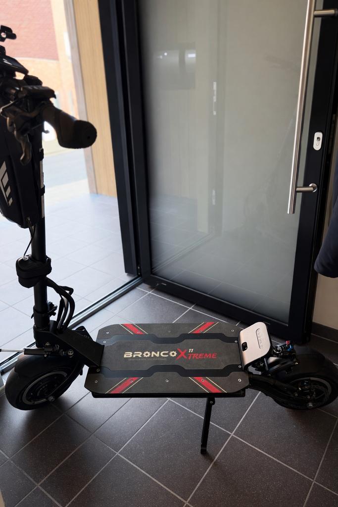 Bronco Xtreme 11 – 72V – 2167 km – Dual motor – Top staat, Fietsen en Brommers, Steps, Ophalen, Zo goed als nieuw