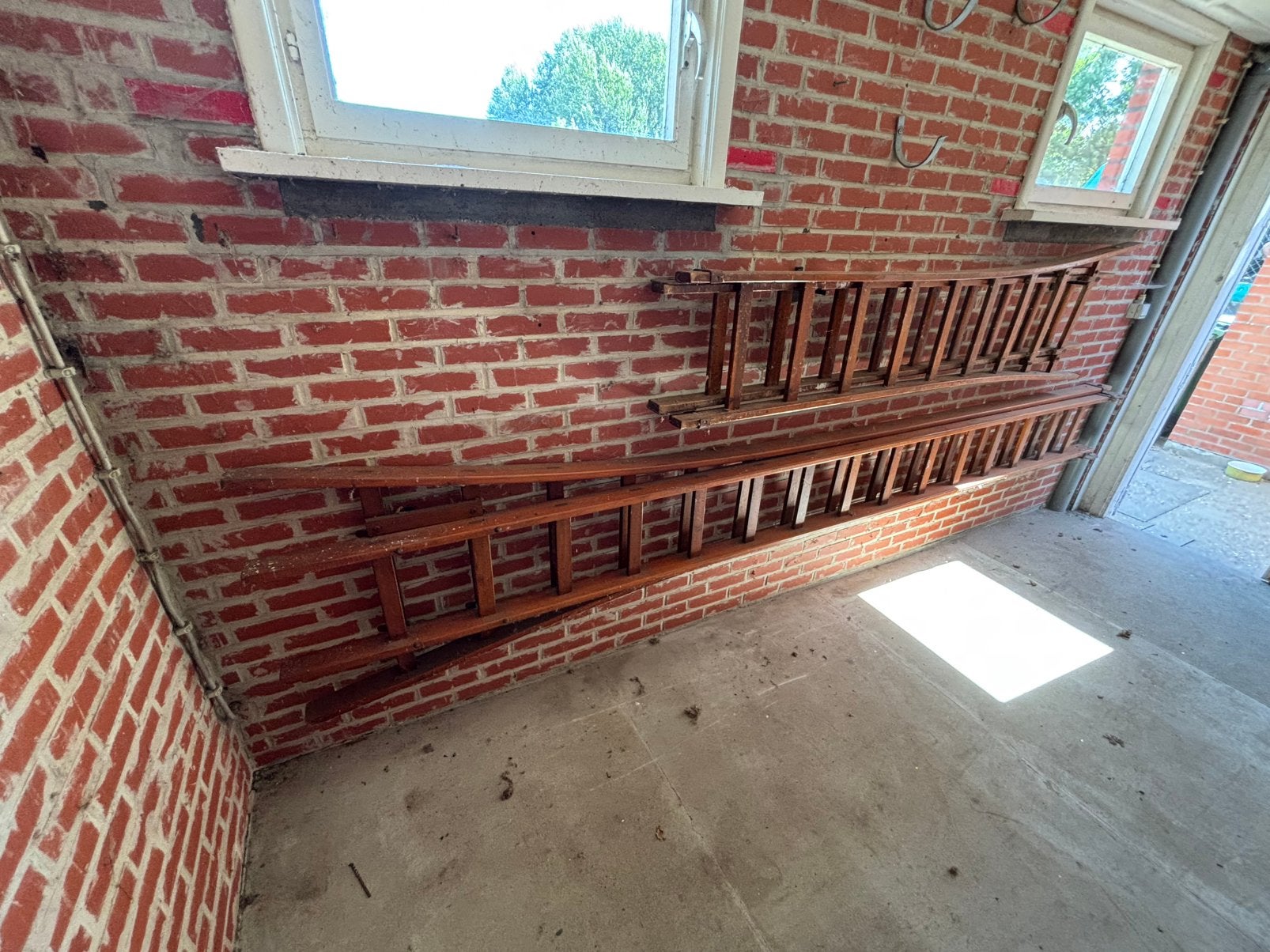 2 uitschuifbare houten ladders. Telkens 2 delen, Ophalen