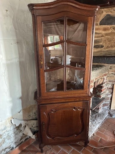 Belle vitrine d'angle en bois massif, Maison & Meubles, Enlèvement, Avec porte(s)