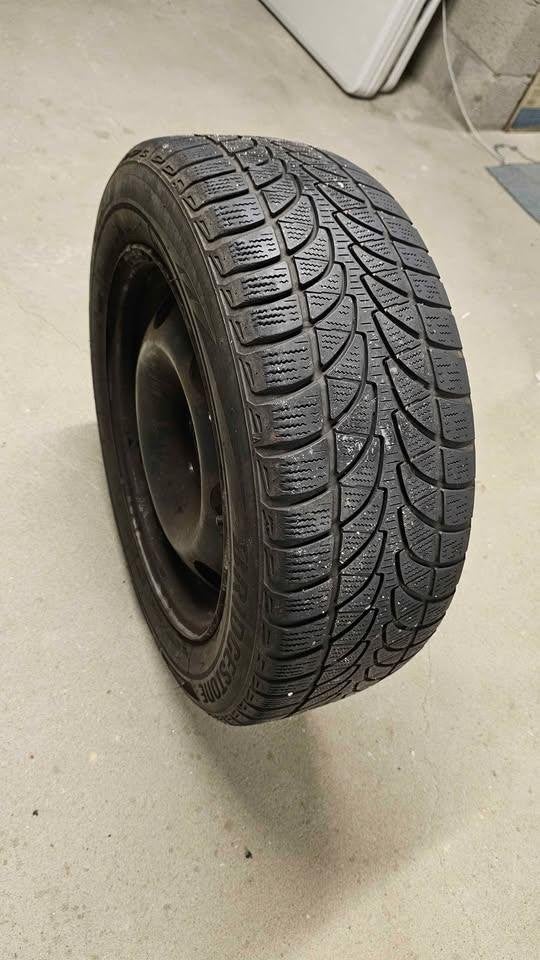1 SEULE Jante + pneu 4 trous 215/55/R16, Autos : Pièces & Accessoires, Pneus & Jantes, Enlèvement, 4 Saisons, Pneus et Jantes