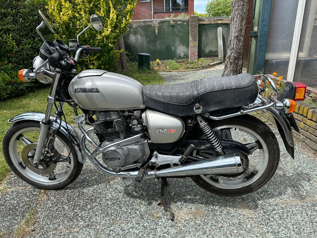 Honda CB 250T 1978 oldtimer | familiebezit | start direct |, Motos, Motos | Oldtimers & Ancêtres, Tourisme, Occasion, 2 cylindres