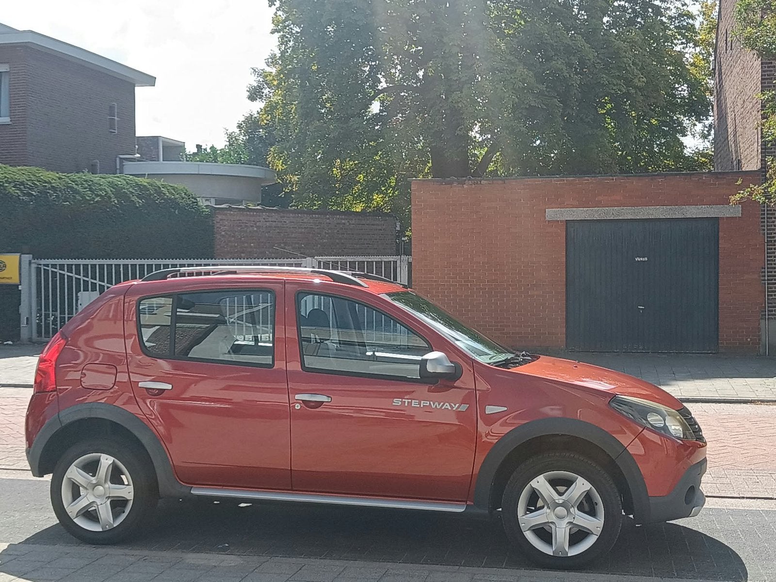 DACIA SANDERO STEPWAY 1.5 DCI AIRCO HOMOLOGUÉE À VENDRE !, Autos, Rouge, Achat, 50 kW, Boîte manuelle