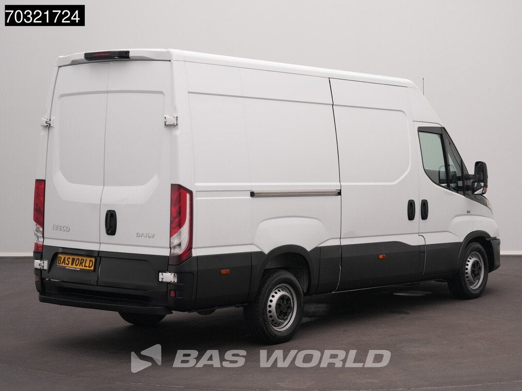 Iveco Daily 35S18 3.0L L2H2 180PK Navi Airco Cruise Camera 3, Auto's, Bestelwagens en Lichte vracht, Stof, Gebruikt, Euro 6, 4 cilinders