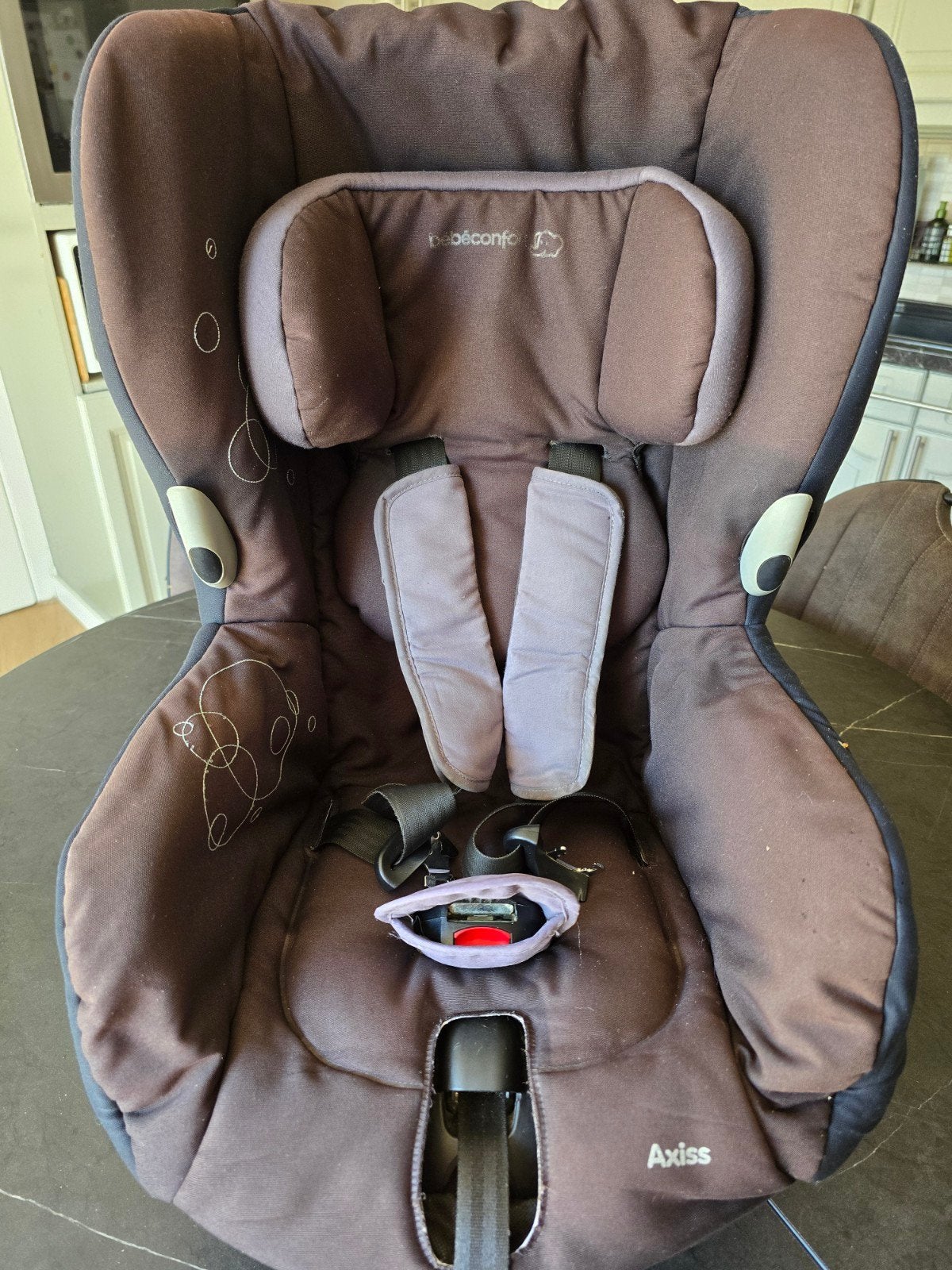 Siège auto Bébé comfort Axiss, Enfants & Bébés, Sièges auto, Enlèvement, Ceinture de sécurité