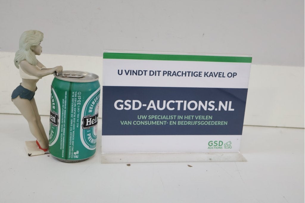Retro blikhouder figuur vrouw met bierblikje
