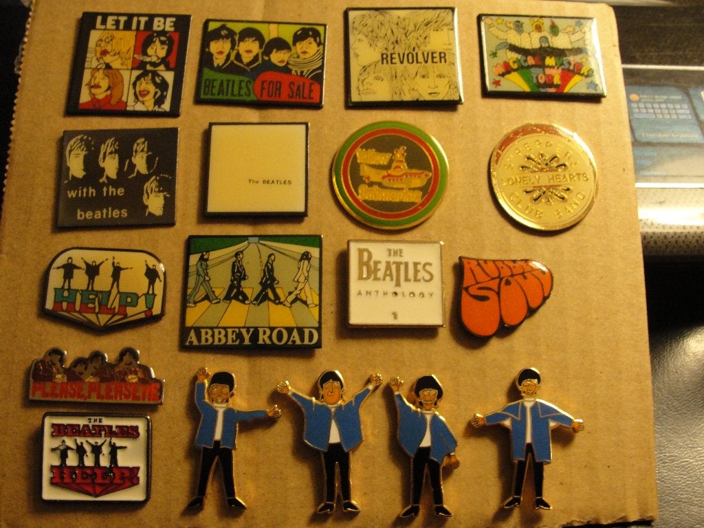 PINS THE BEATLES + 2 OBJETS PINS GUITAR + LUNETTE JOHN LENON, Ophalen of Verzenden, Zo goed als nieuw, Poprock