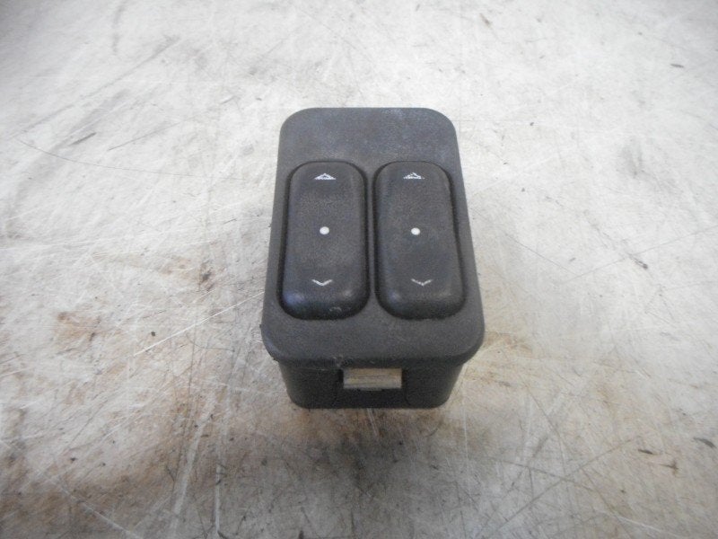 INTERRUPTEUR D'ALIMENTATION VITRE AVANT GAUCHE (90-561-088), Opel, Opel Automobile GmbH, Utilisé, Kontakt-opel@opel.com