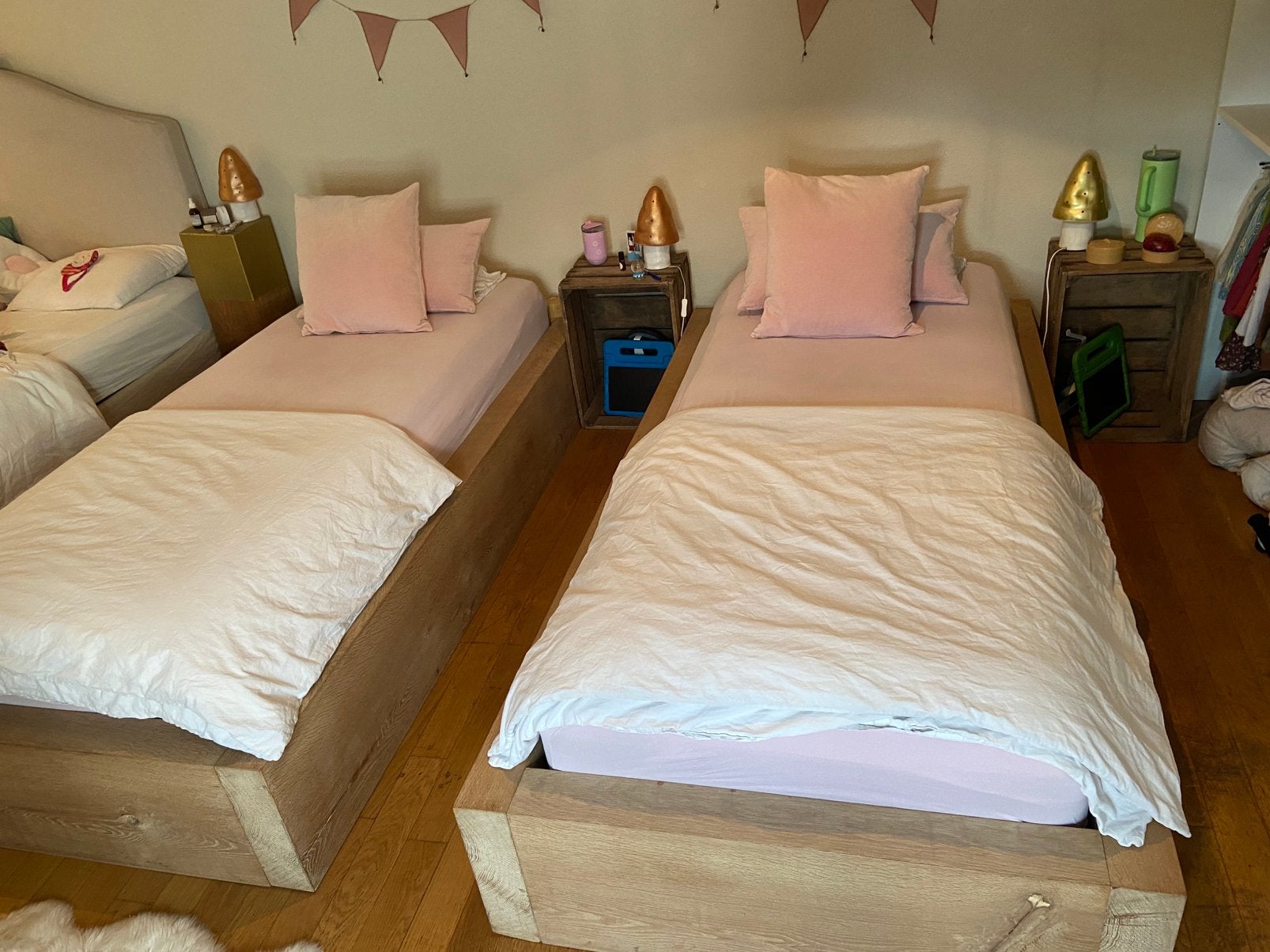 Twee 1 persoonsbedden massieve eik, Huis en Inrichting, Slaapkamer | Complete slaapkamers, Ophalen, Gebruikt, Eenpersoons