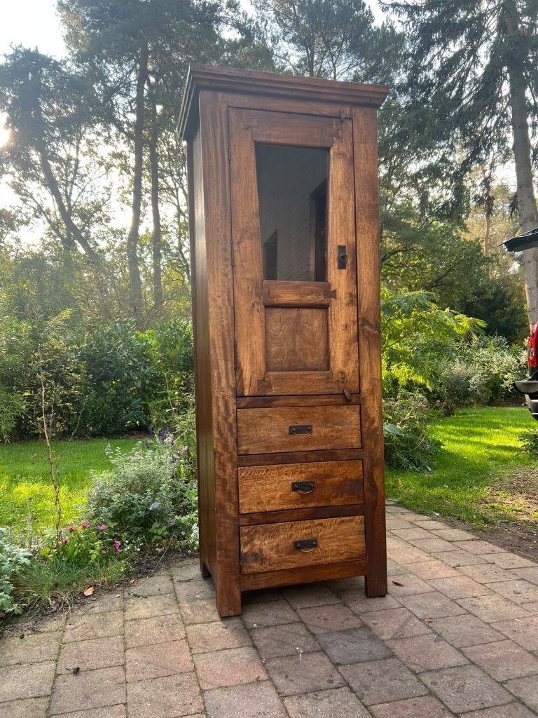 Koloniale teakhouten kast met glazen deur en laden, Huis en Inrichting, Ophalen, Teakhout, Met lade(s), Koloniaal, rustiek