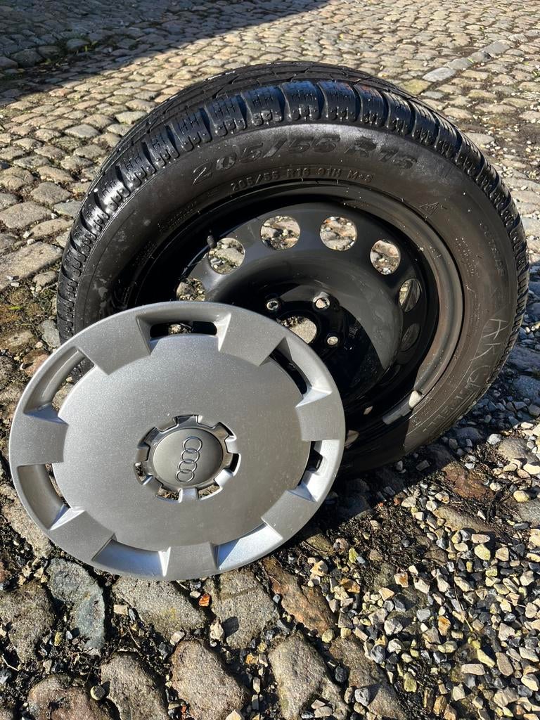 Jantes et pneus 4 saisons +Enjoliveurs Audi. (Seat VW Skoda), Auto-onderdelen, Banden en Velgen, Band(en), All Season, Ophalen