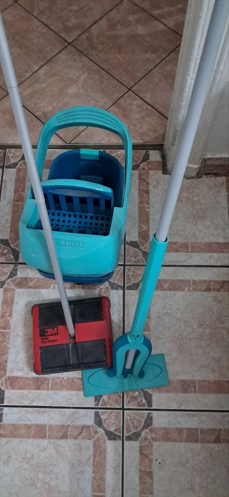 Kit de nettoyage Leifheit avec balai + brosse 3M rouge, Enlèvement