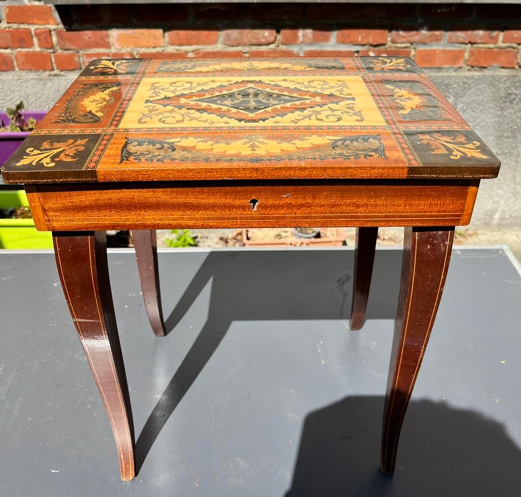 Petite table, Enlèvement