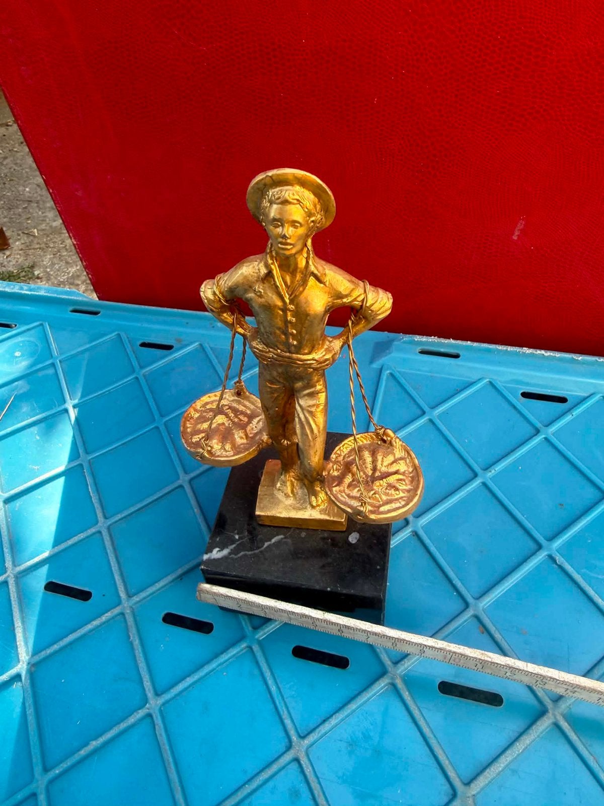 Petit bronze, Enlèvement