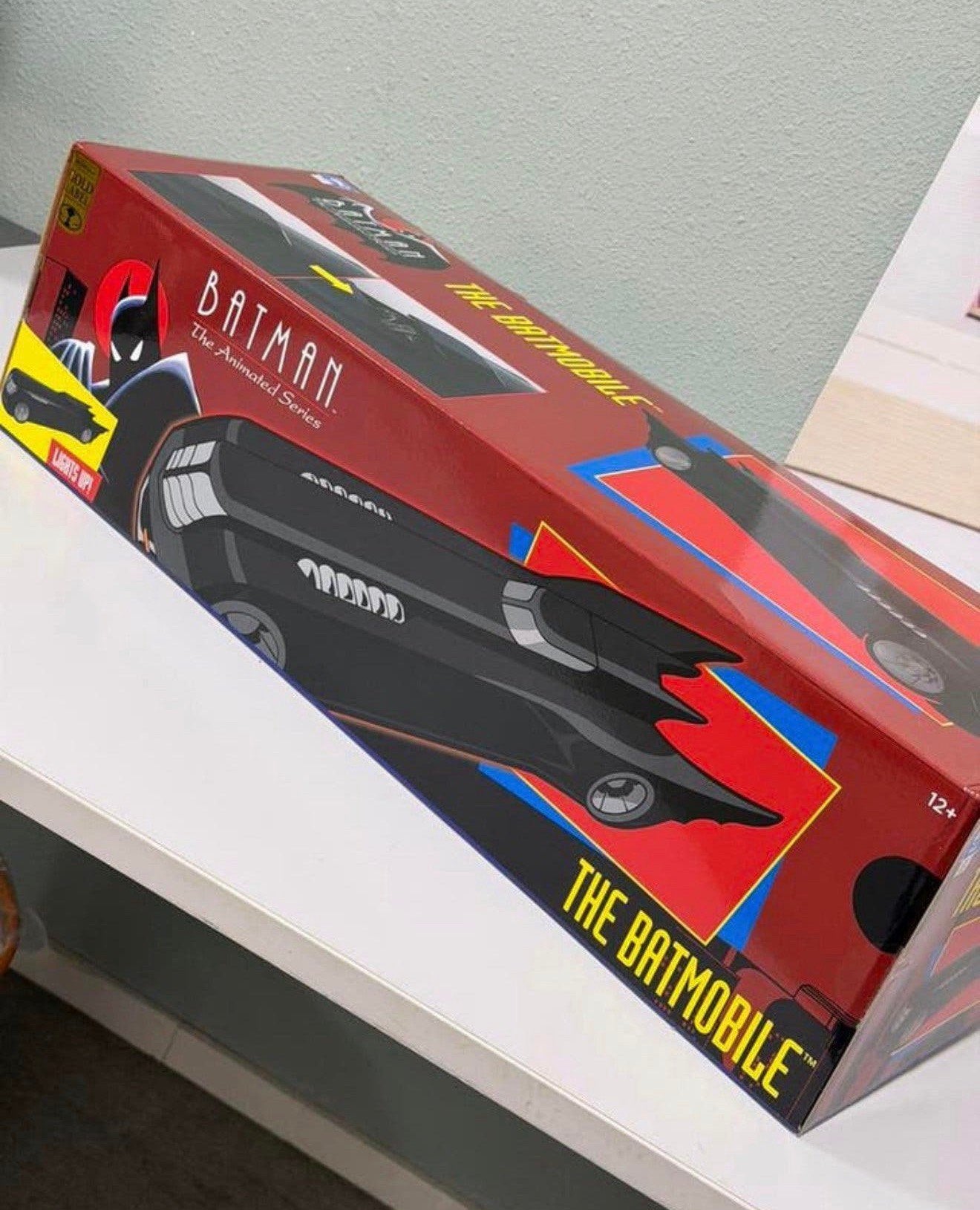 DC Batman série animée Batmobile 61cm XL McFarlane NEW, Enlèvement ou Envoi, Neuf, Statue, Réplique ou Modèle