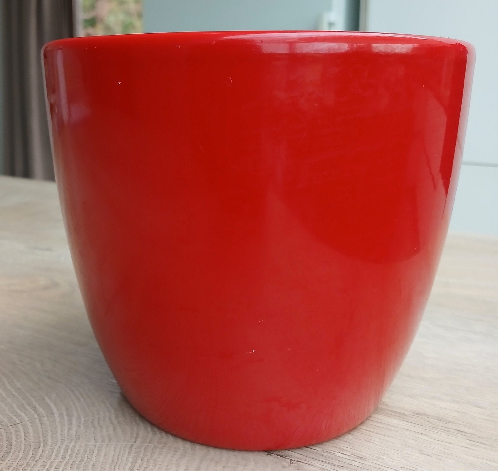 Pot de fleur rouge en faïence, Enlèvement