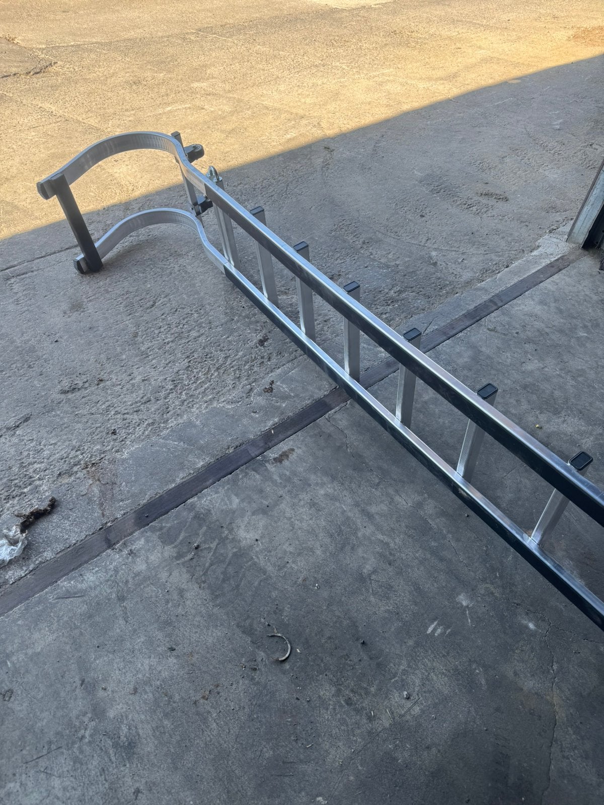 Nieuwe aluminium ladder voor plat dak van 8,5 m, Doe-het-zelf en Bouw, Ladders en Trappen, Ophalen, Zo goed als nieuw, Ladder